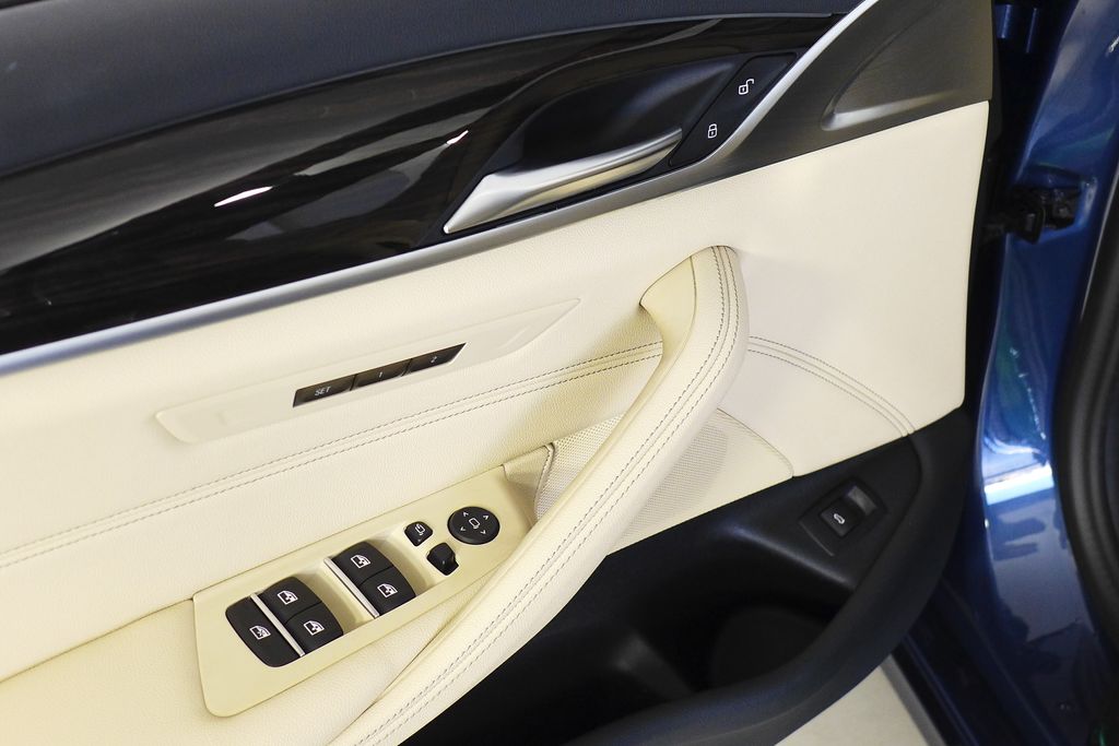 Thumbnail: 2023 BMW 5 Series - 12