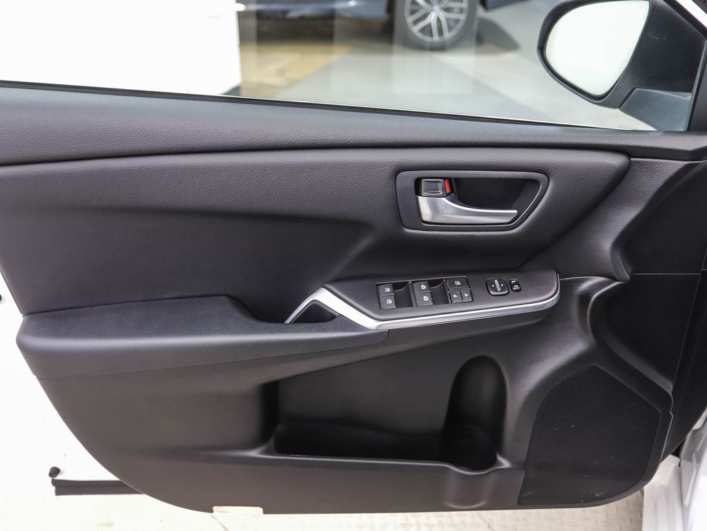 Thumbnail: 2016 Toyota Camry - 10