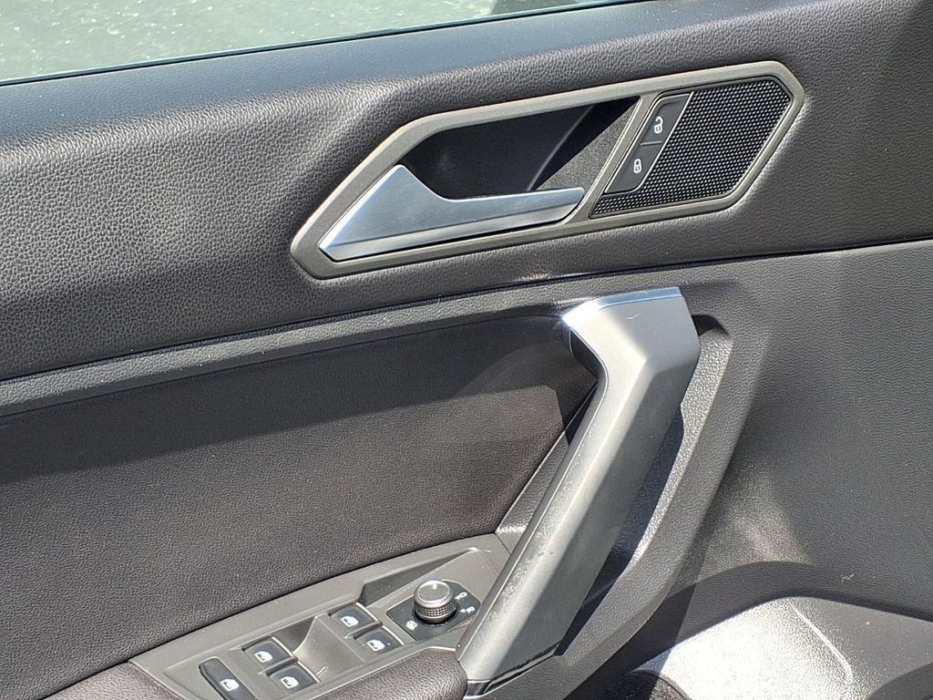 Used 2019 Platinum Gray Metallic Volkswagen 2.0T SE image 12