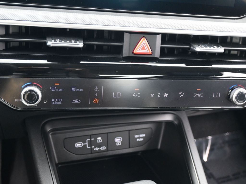 New 2025 Snow White Pearl Kia LXS image 19