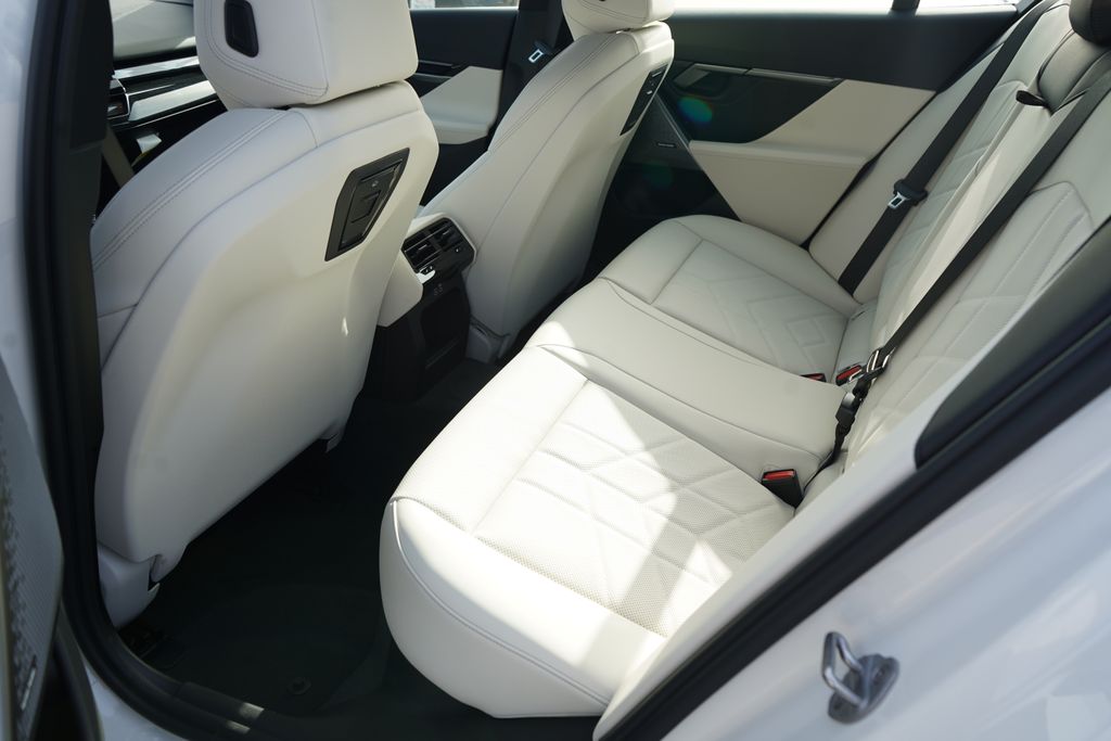 Thumbnail: 2026 BMW i5 - 18