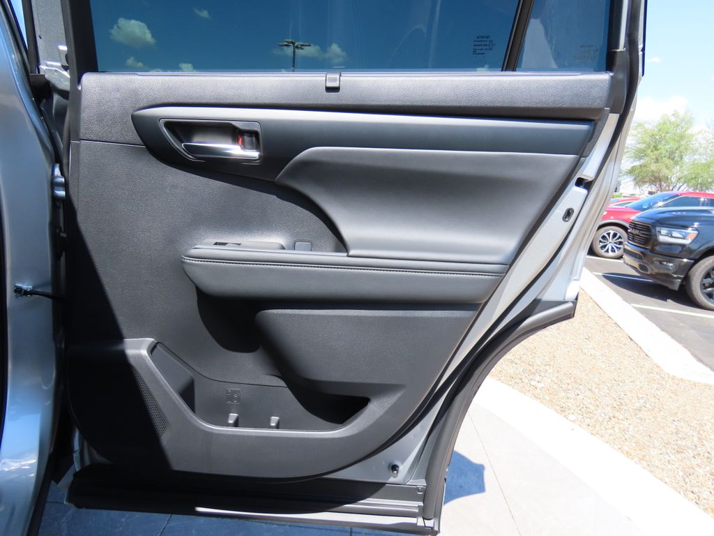 2025 Toyota Highlander XSE 27