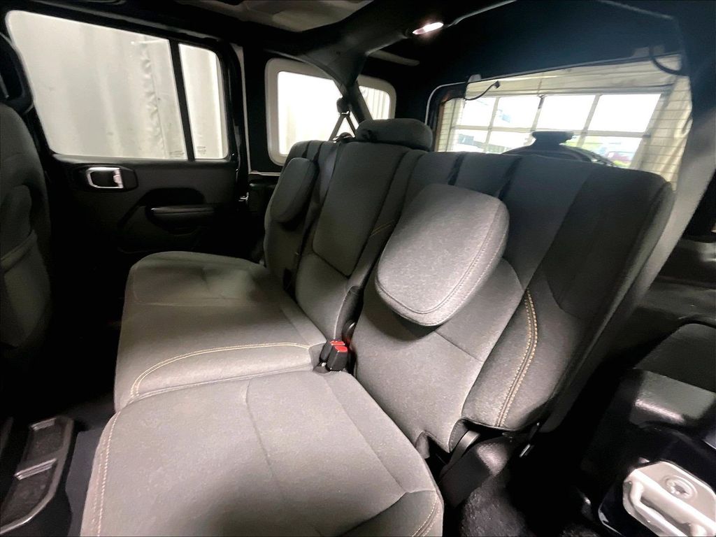 2024 Jeep Wrangler — photo 15