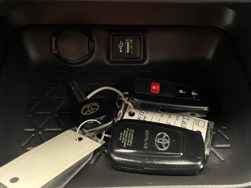 2023 Toyota RAV4 XLE 28