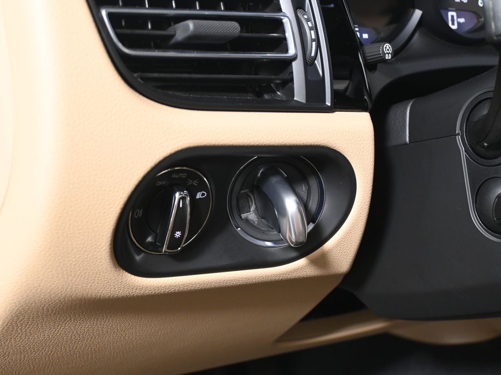 Thumbnail: 2025 Porsche Macan - 30