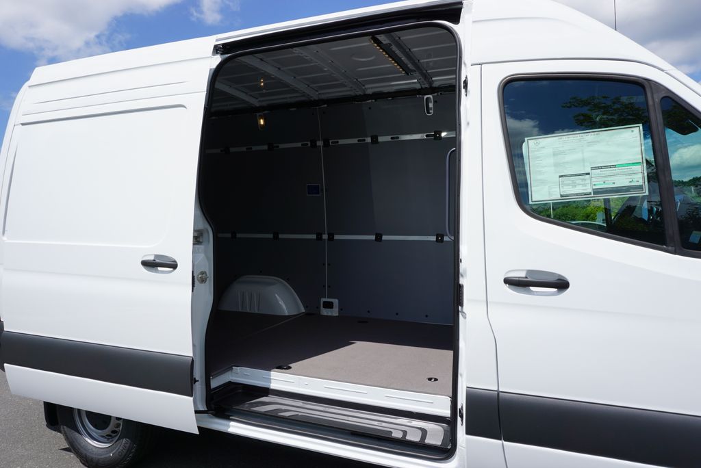 Thumbnail: 2025 Mercedes-Benz Sprinter - 21