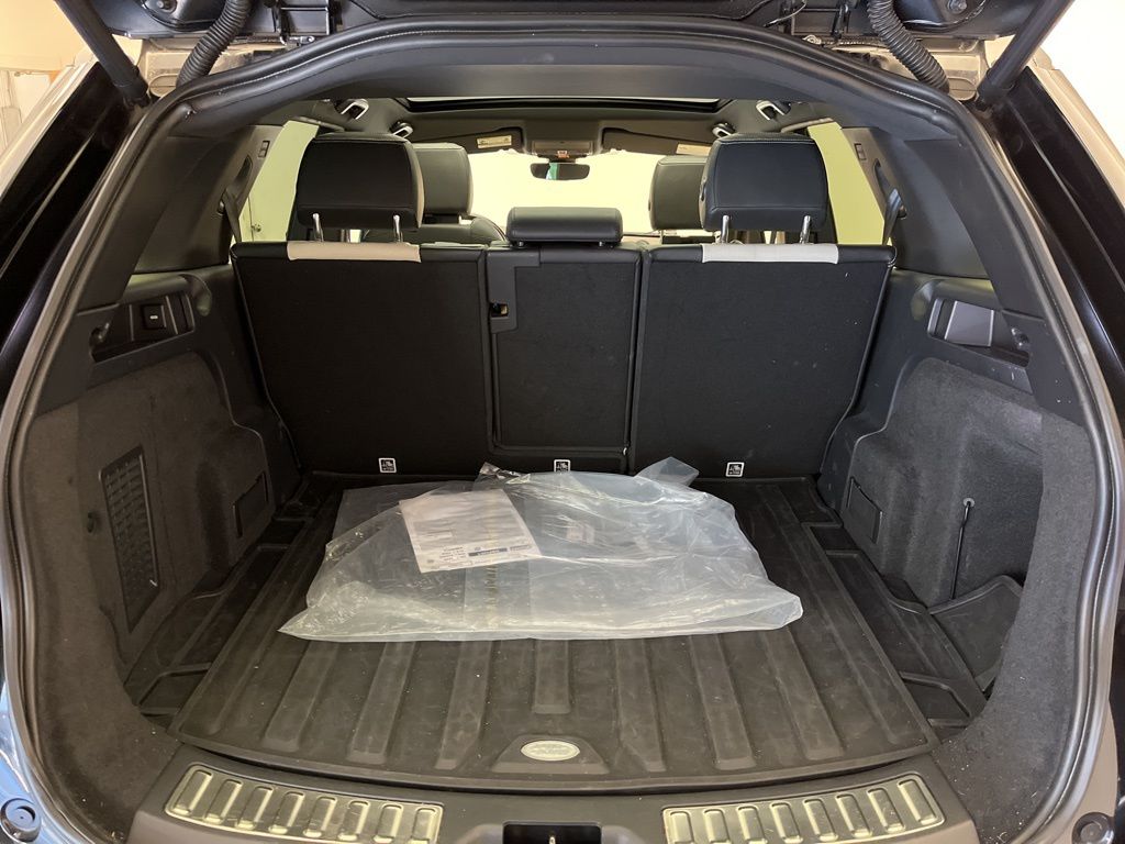 Thumbnail: 2020 Land Rover Discovery Sport - 27