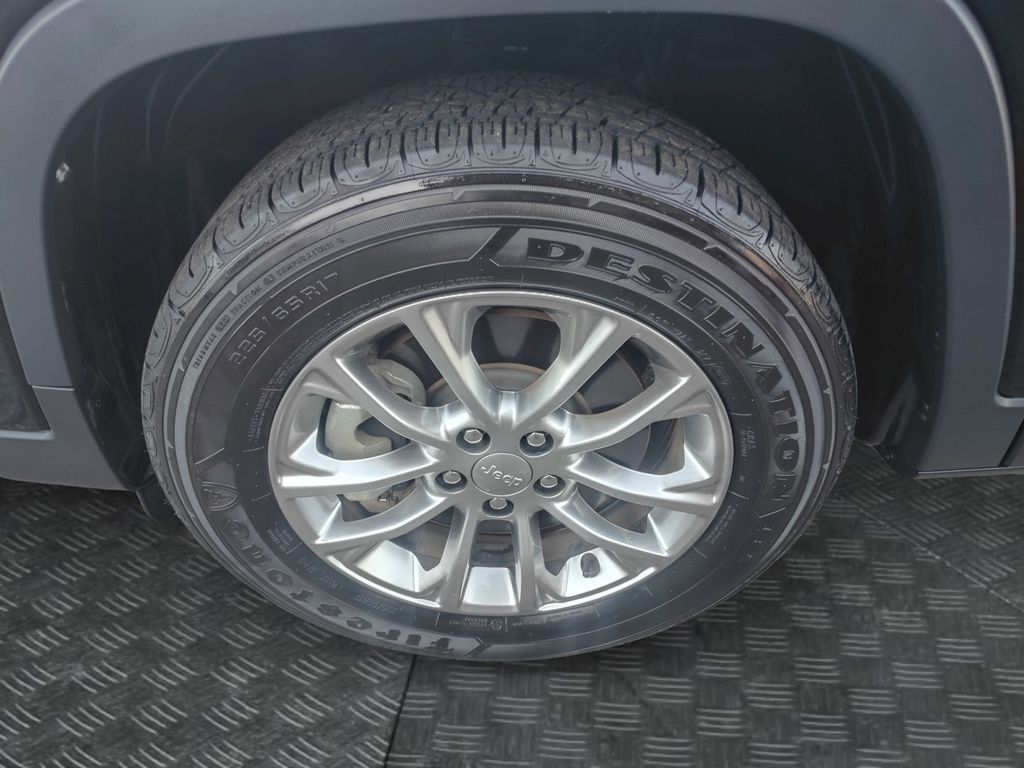 Used Car 2022 Jeep Cherokee  Latitude Lux For Sale Under $25,000 In Austin, Texas