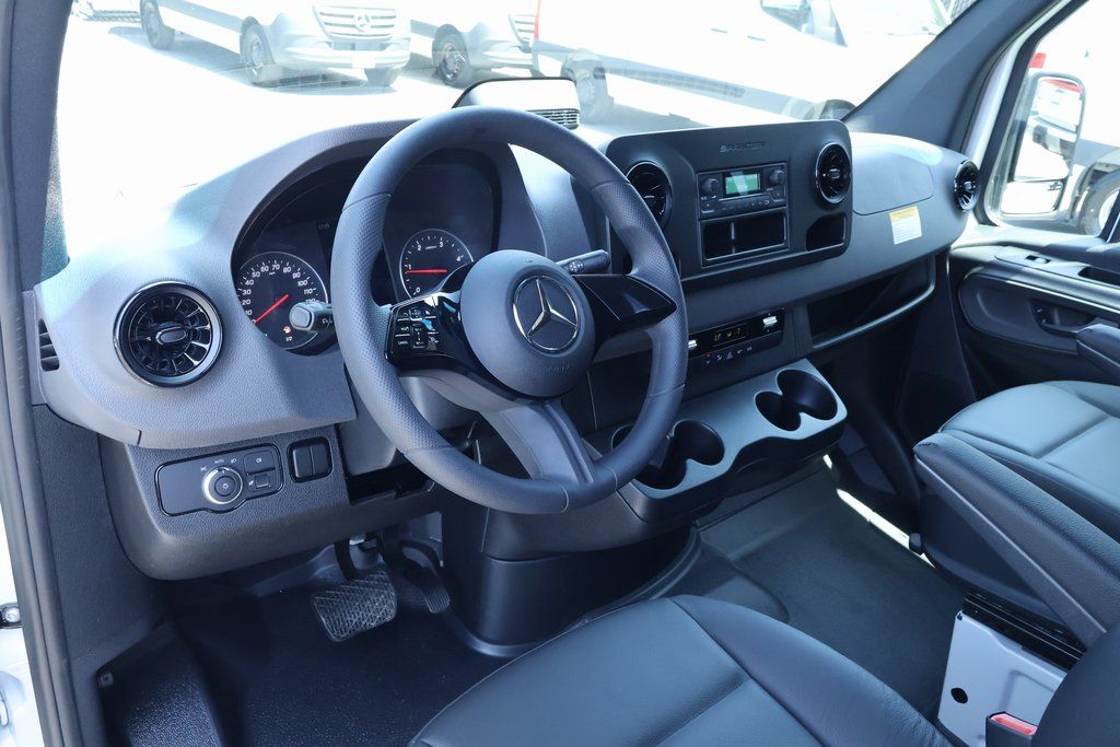 Thumbnail: 2025 Mercedes-Benz Sprinter - 3