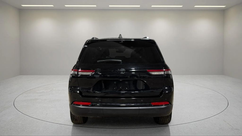 Used 2024 Diamond Black Crystal Pearlcoat Jeep Limited image 6