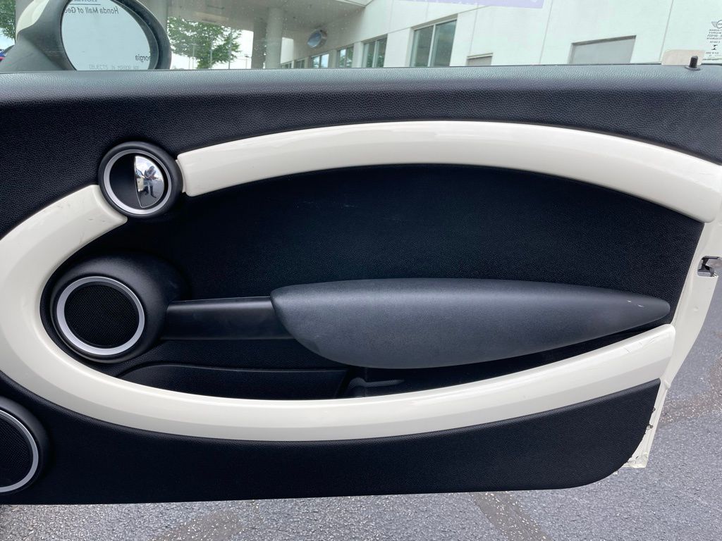 2015 MINI Cooper Base 29