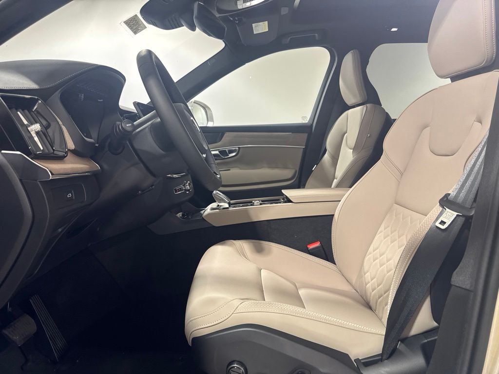 New 2026  Volvo B6 Plus 7-Seater image 19