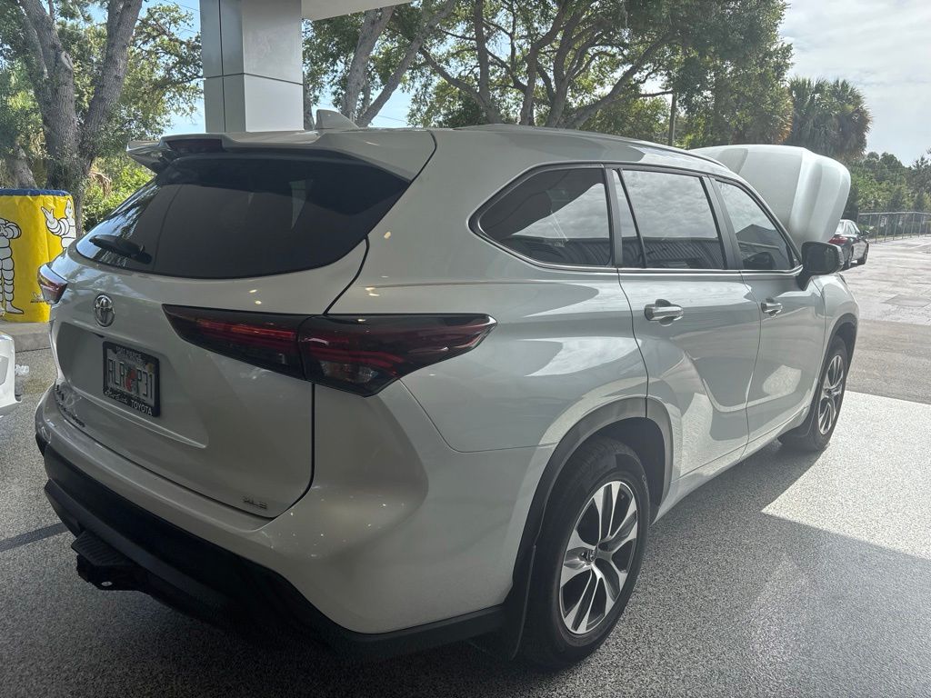 White (Wind Chill Pearl) 2024 Toyota Highlander SUV / Crossover Front-Wheel Drive 8-Speed Automatic