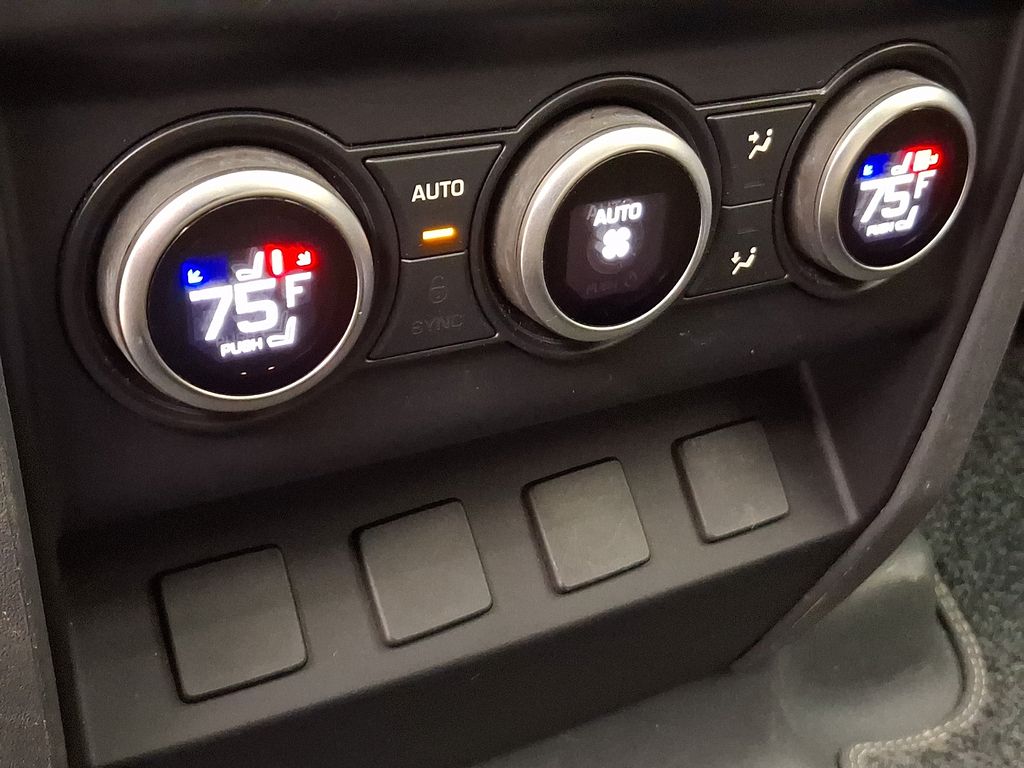 Thumbnail: 2023 Land Rover Defender - 11