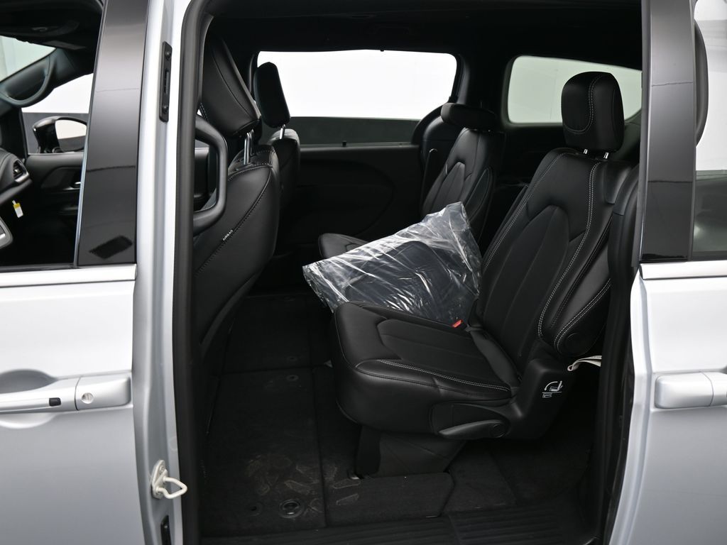 New 2026 Silver Mist Clearcoat Chrysler Select image 25