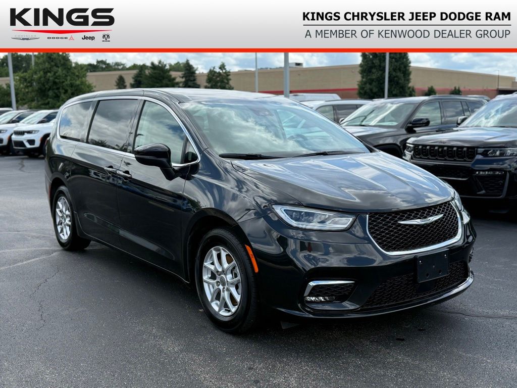 Brilliant Black Crystal Pearlcoat 2023 Chrysler Pacifica Minivan Front-Wheel Drive 9-Speed Automatic