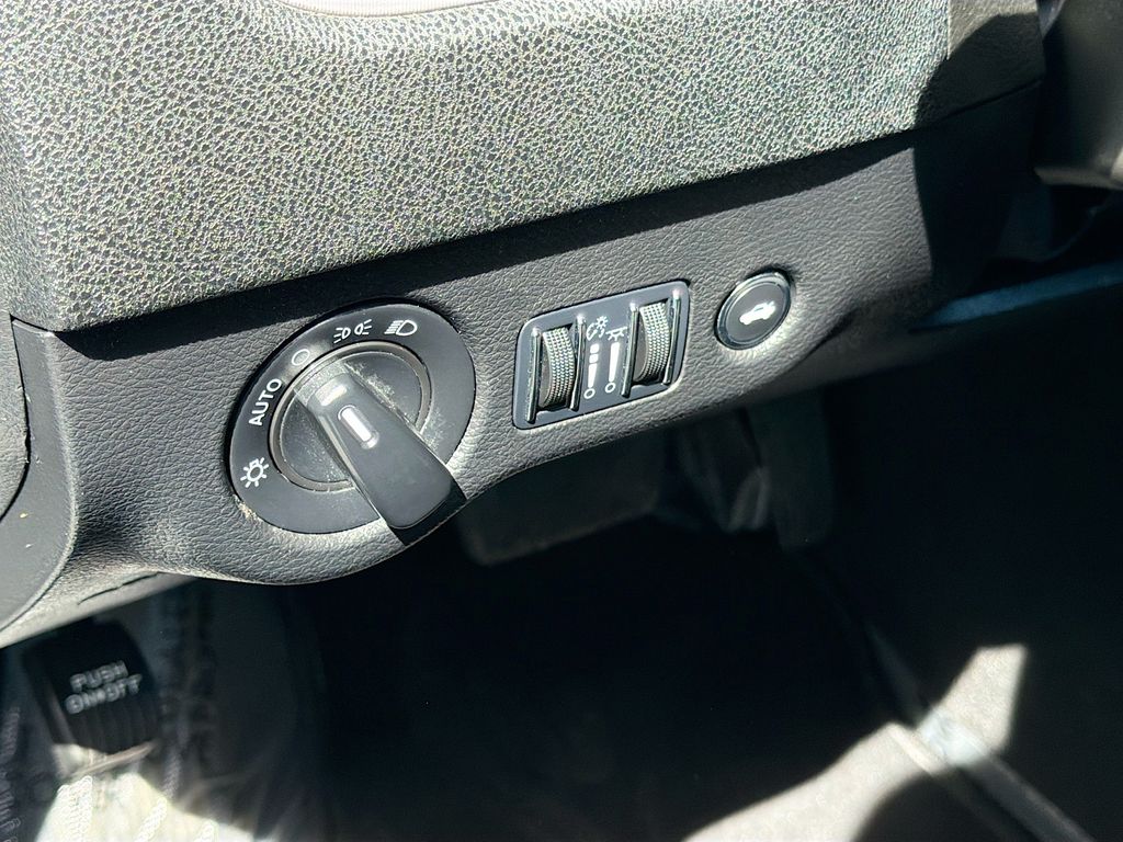 Used 2023 Black Dodge SXT image 10