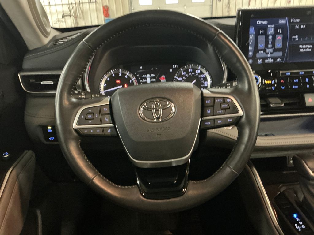 Used 2022  Toyota Platinum image 18