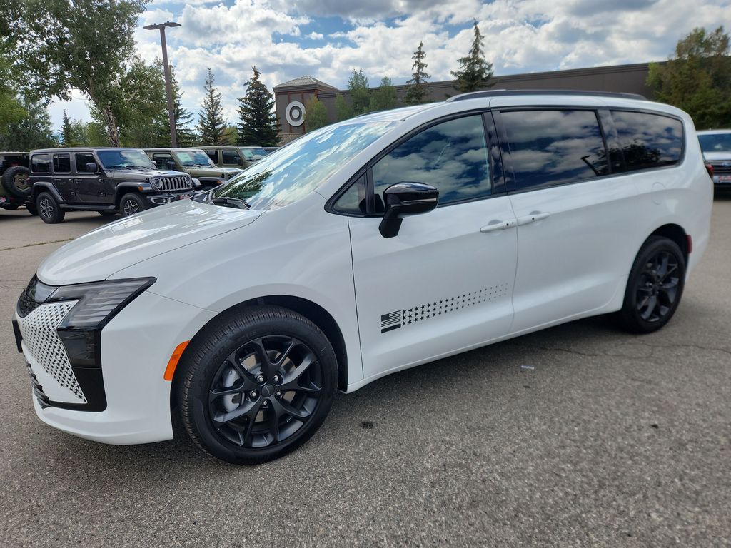 2027 Chrysler Pacifica Select