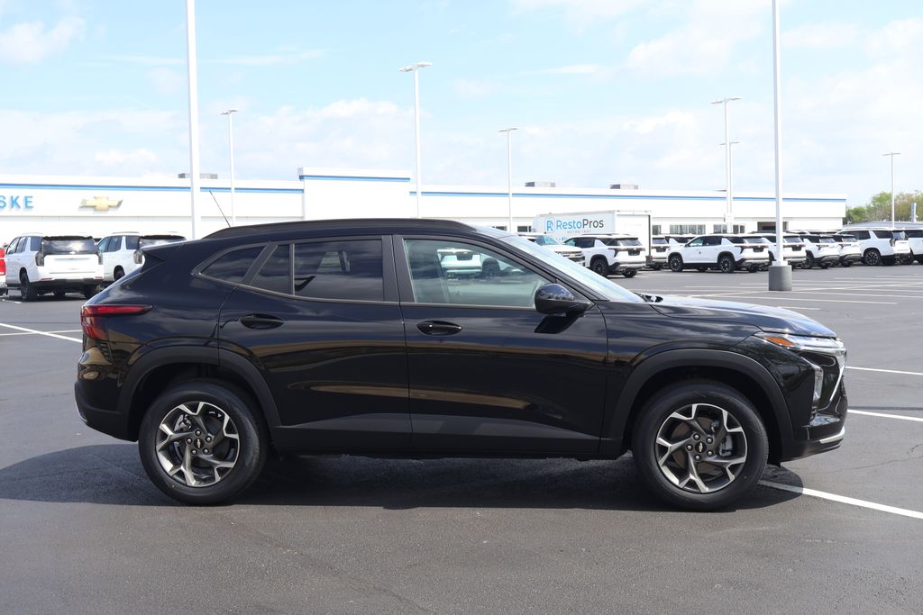 Thumbnail: 2026 Chevrolet Trax - 9