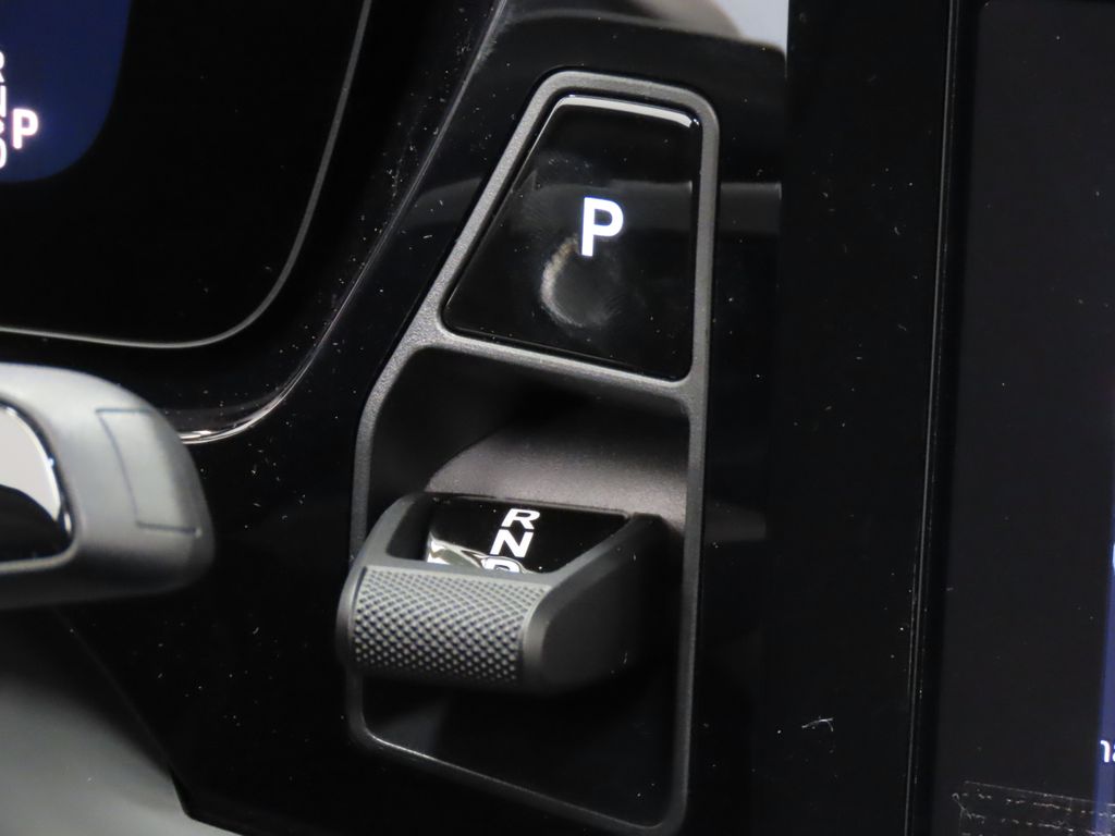 Thumbnail: 2026 Porsche Macan - 26