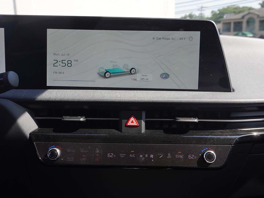 Used 2024 White Kia Wind image 48