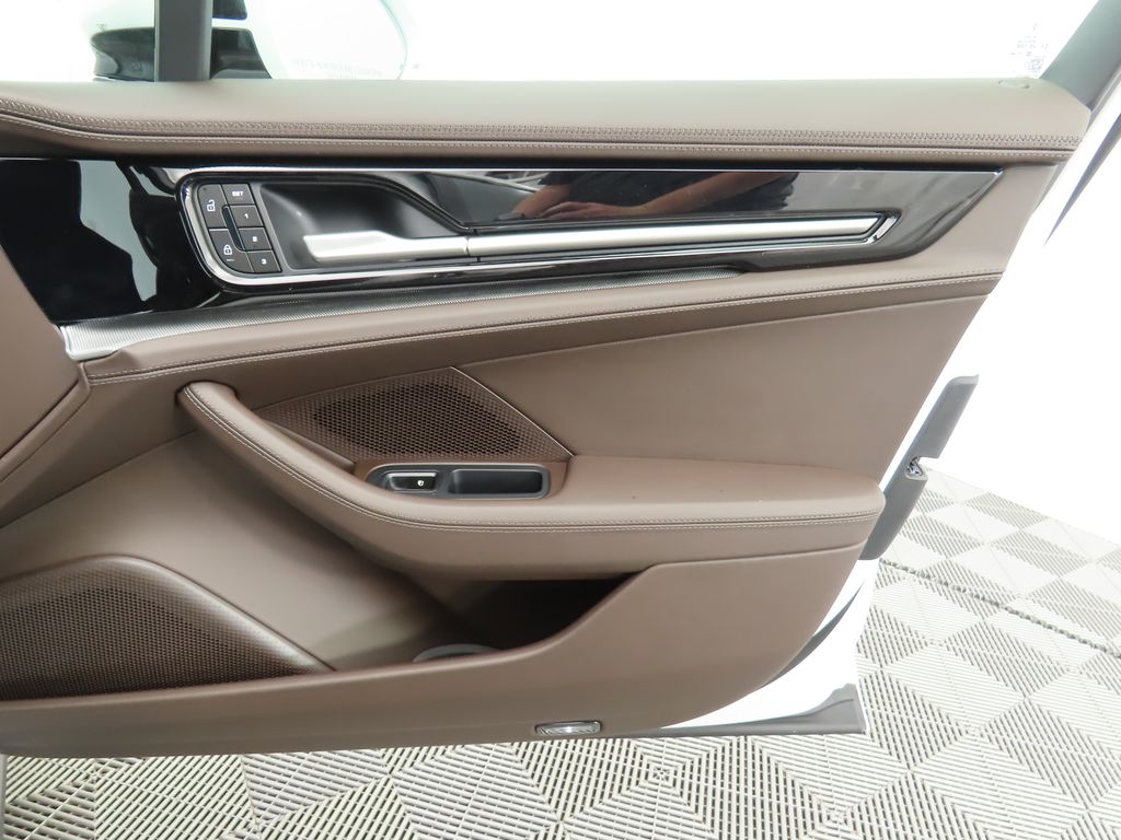 Thumbnail: 2025 Porsche Panamera - 27