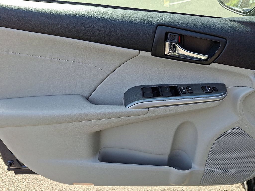 2014 Toyota Camry XLE 12