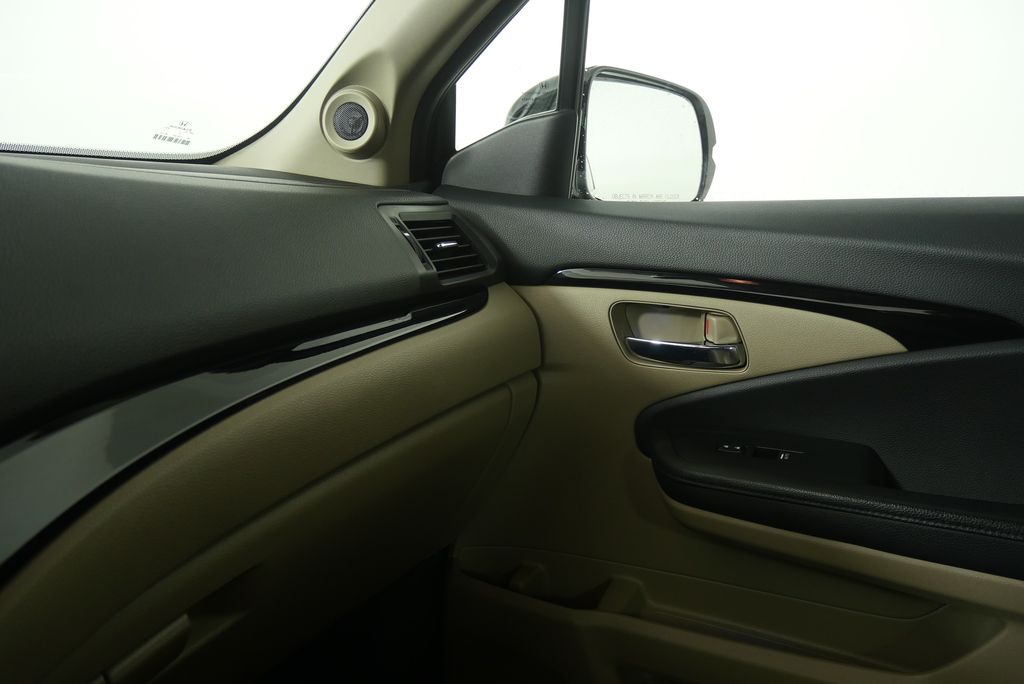 Thumbnail: 2017 Honda Pilot - 32