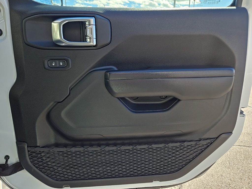 Used 2021 White/off-white Jeep Sport S image 38