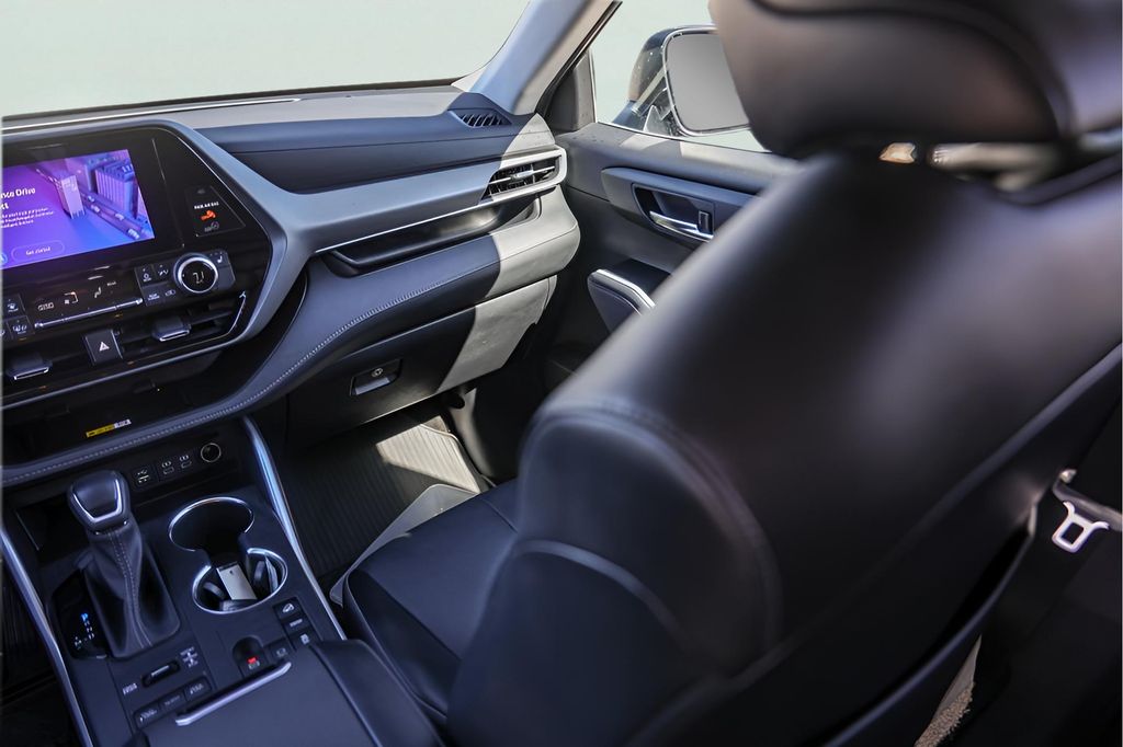 Used Car 2023 Toyota Highlander  Xle For Sale Under $35,000 In Austin, Texas