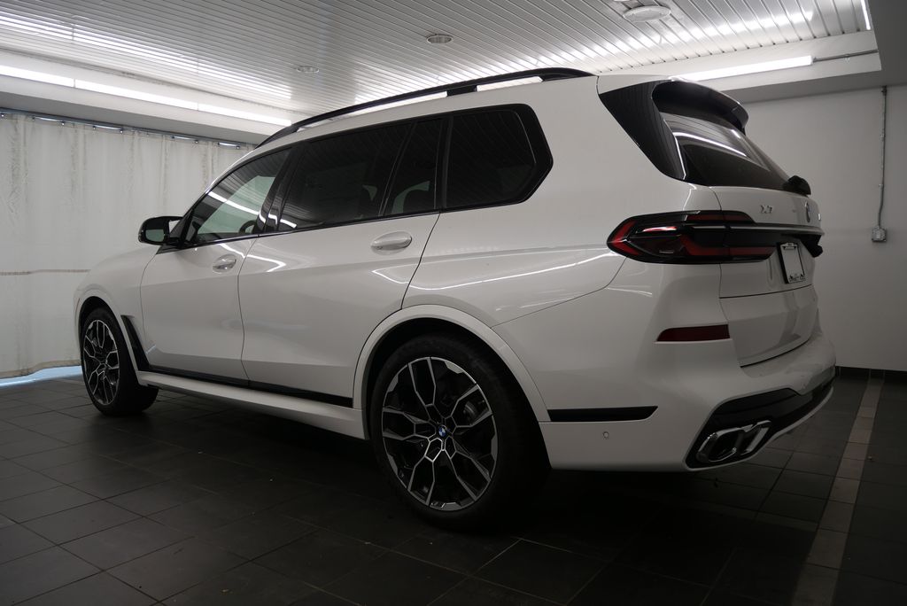 2025 BMW X7 M60i 4