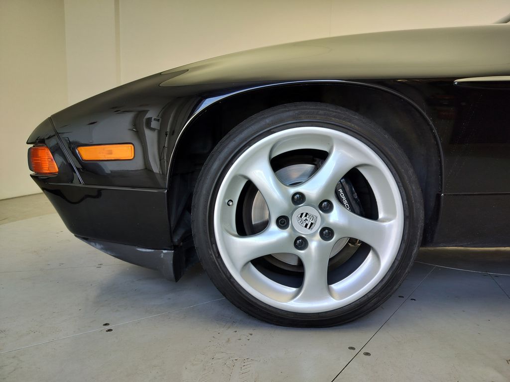 Thumbnail: 1988 Porsche 928 - 26