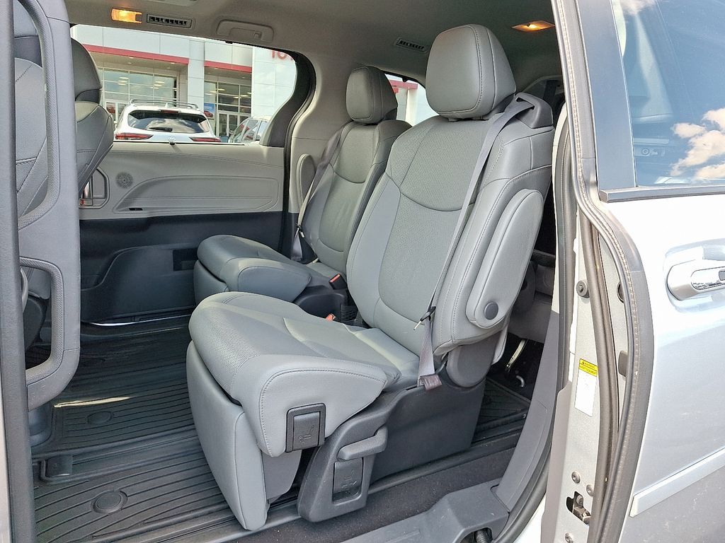 Thumbnail: 2022 Toyota Sienna - 10