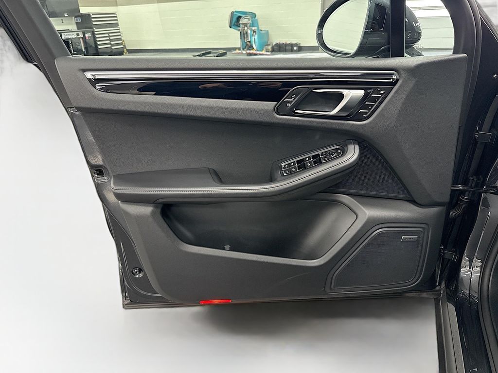 Thumbnail: 2025 Porsche Macan - 24