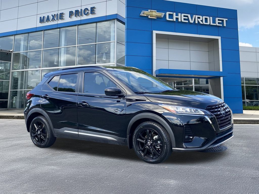 2022 Nissan Kicks SR