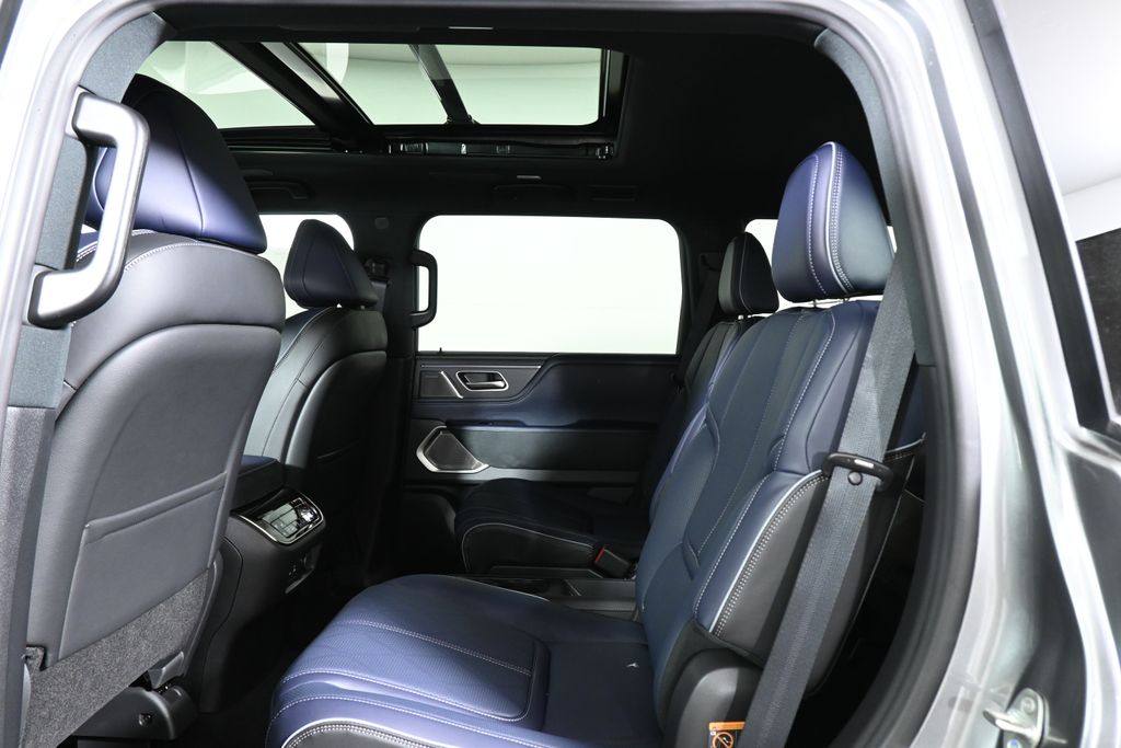 Thumbnail: 2026 INFINITI QX80 - 29