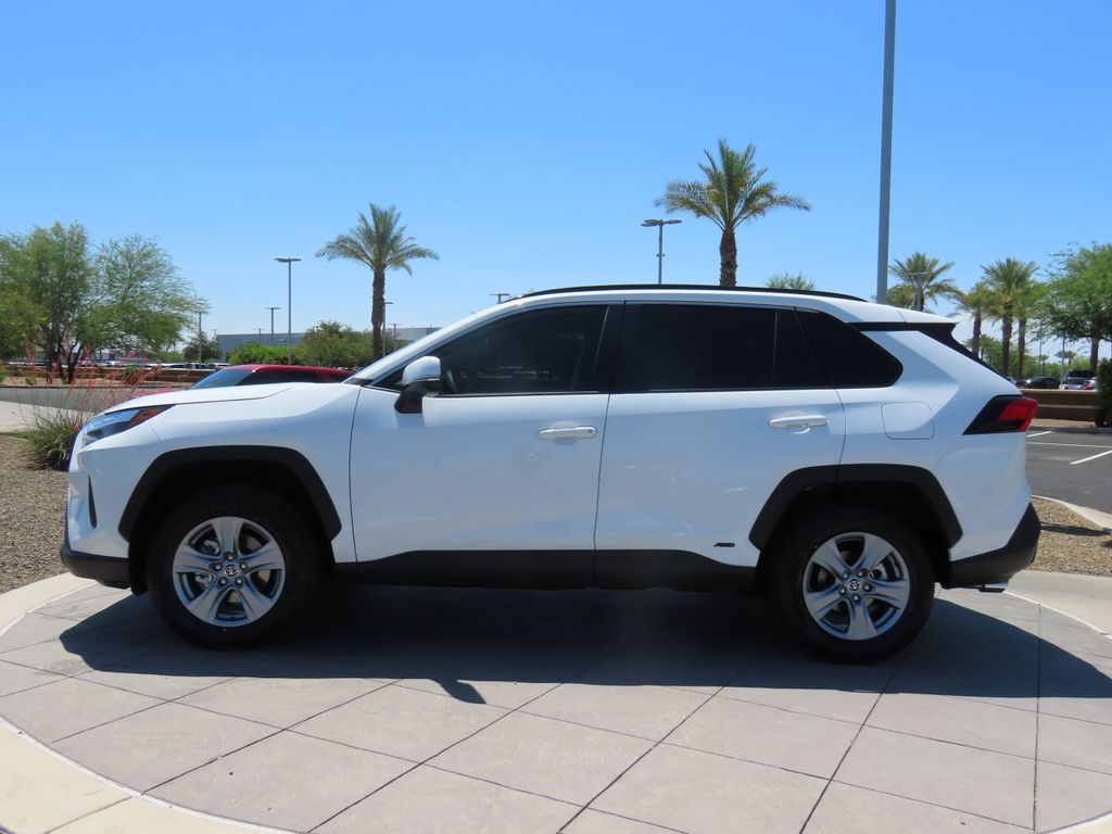 2025 Toyota RAV4 LE 8