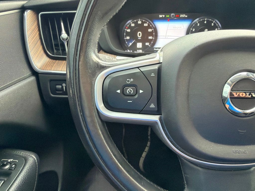 2021 Ice White Volvo XC60 T6 Momentum AWD SUV