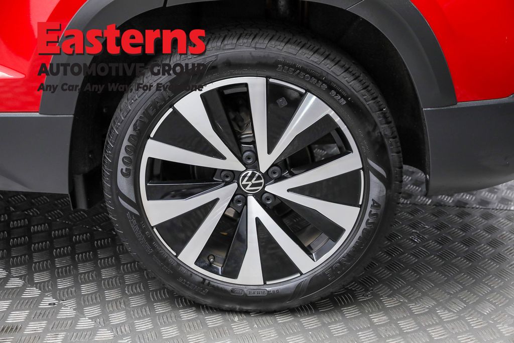 Used 2022 Red Volkswagen 1.5T SE image 8