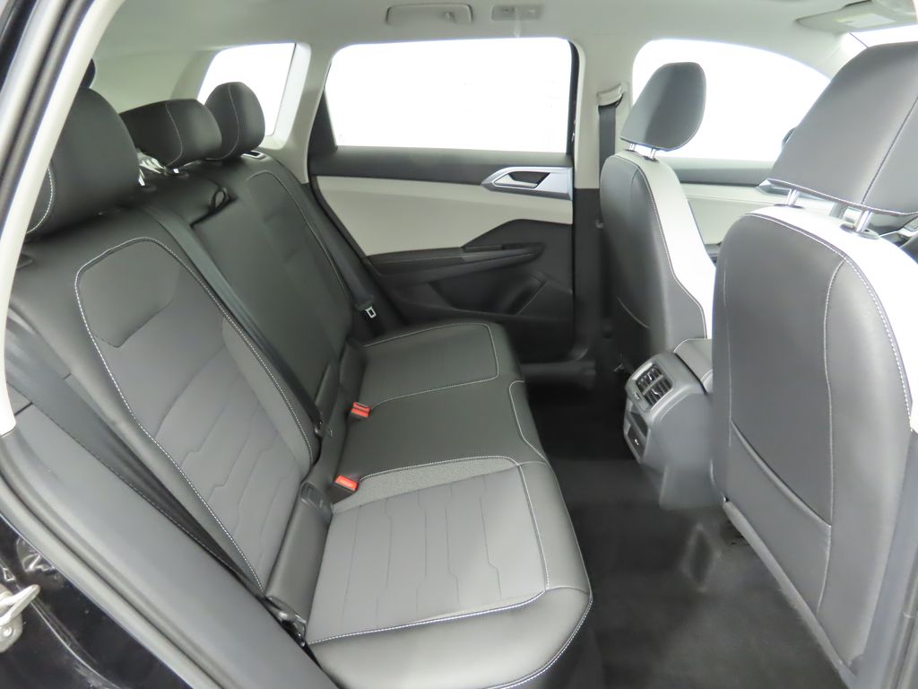 2025 Volkswagen Taos SE 23