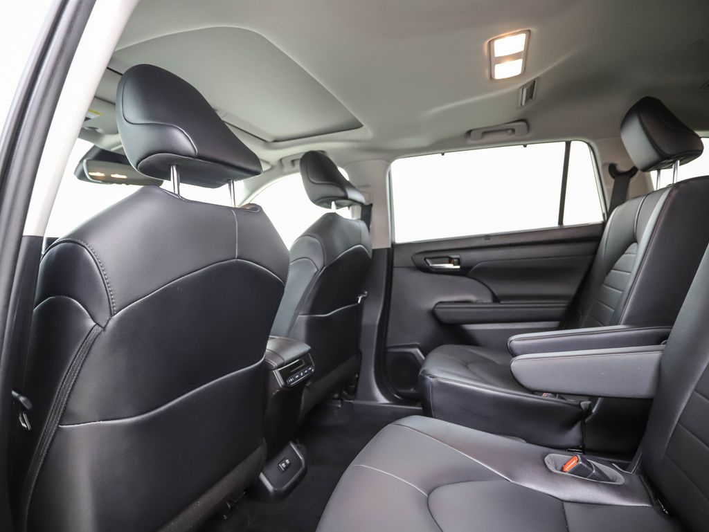 2021 Toyota Highlander XLE 19