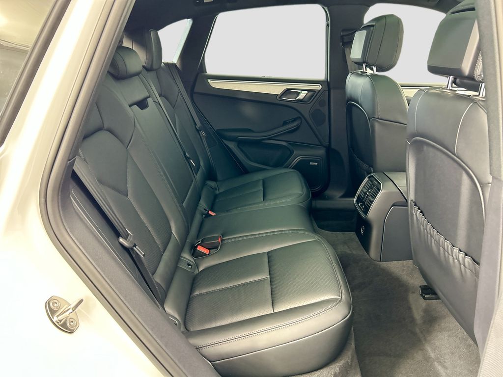 Thumbnail: 2026 Porsche Macan - 23