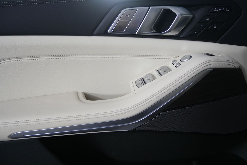 Thumbnail: 2026 BMW X7 - 8