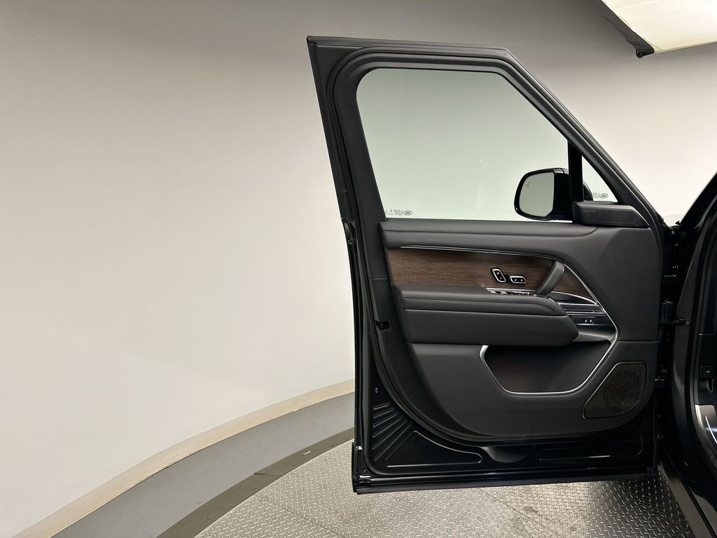 2025 Land Rover Range Rover SE 10