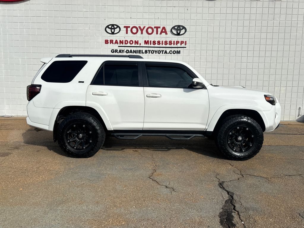 2016 Toyota 4Runner SR5's photo