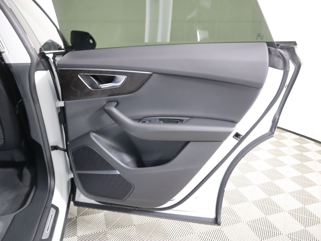 Thumbnail: 2022 Audi Q8 - 27