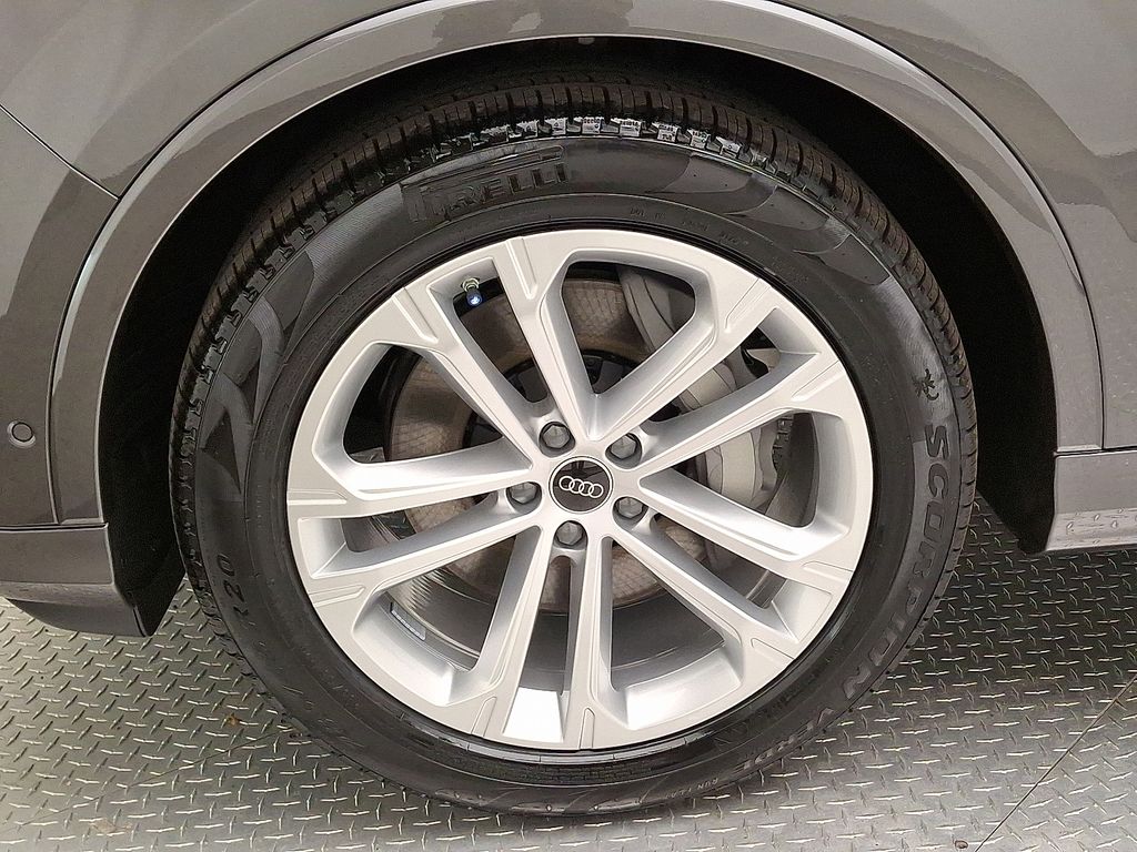 Thumbnail: 2026 Audi Q7 - 5