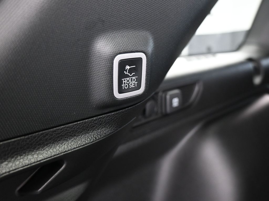 New 2026 Diamond Black Crystal Pearlcoat Jeep Laredo image 32