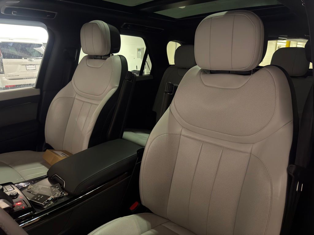 Thumbnail: 2023 Land Rover Range Rover Sport - 7